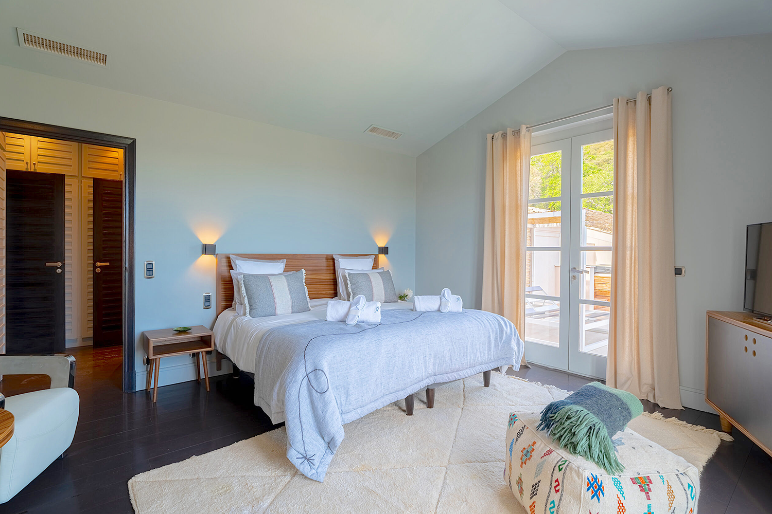 JAMES Immo Boutique buy Luxury Real Estate Saint Tropez, buy Luxury Real Estate Ramatuelle, buy Luxury Real Estate Pampelonne, buy Luxury Real Estate JAMES the BnB Butler Villa Juno Saint Tropez